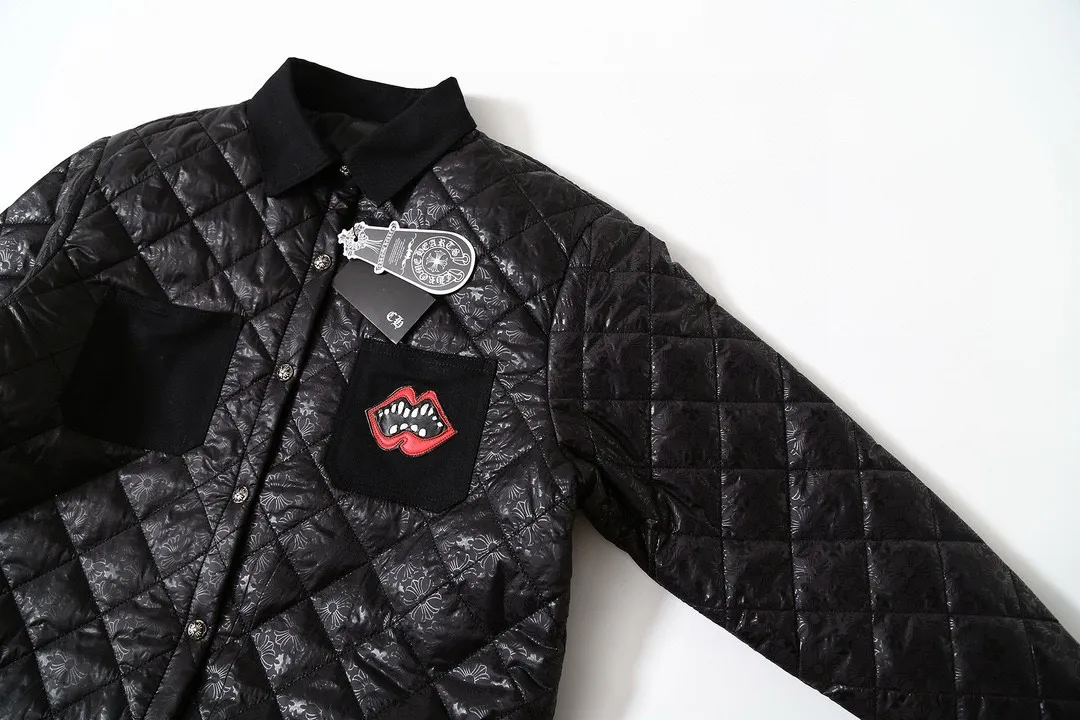 🅿️360 Chrome Hearts Marty Boy red lip quilted all-over printed shirt and cotton jacket. New products in the counter are small cotton-padded jackets for men and women. Diamond quilted quilting, moderate thickness. Retro fashion, never out of fashion. 1️⃣Fabric: Same as original fabric. Surface fabric. Lining molded with CH pattern logo, custom-woven quilted cotton material. 2️⃣Hardware: Original mold opening, customized CH original four-button buckle. Accessories: Original customized latest main label (genuine leather label) 3️⃣The whole garment is neatly routed and consistent with ZP. Double-layer stand-up collar, inner lining, distressed cross buttons. Feel free to compare any version! ! A noble item with its own high-end atmosphere. It is really rare. It is grand and elegant. It has a unique sense of sight on the high street. It is elegant, noble and unique, making this simple and fashionable cotton jacket an excellent item that is currently sought after. It can be worn by both men and women, and it is suitable for couples! ! Color: Black Sizes: S, M, L, XL